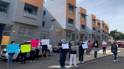 Las familias que denuncian la venta de sus VPO en alquiler se concentran ante el juzgado de Granadilla