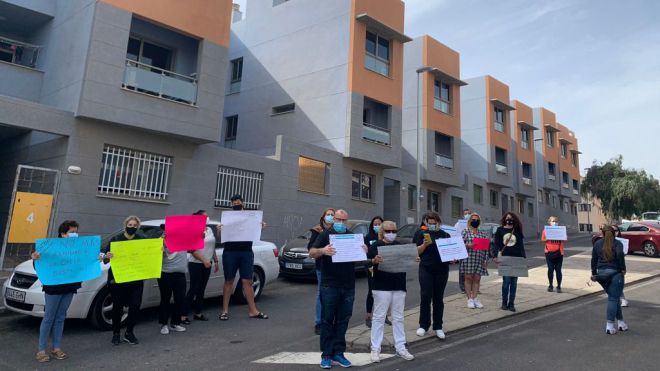 Las familias que denuncian la venta de sus VPO en alquiler se concentran ante el juzgado de Granadilla
