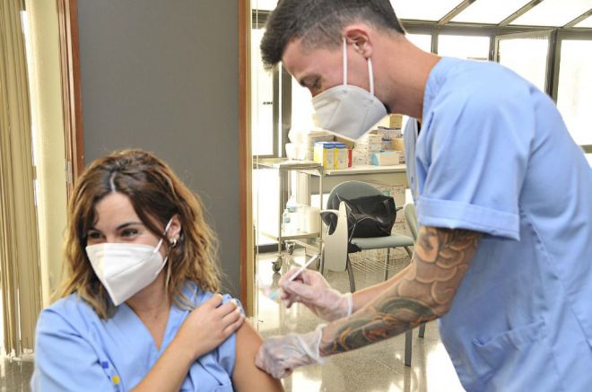 La Consejería de Sanidad administra 136.150 dosis de las tres vacunas disponibles