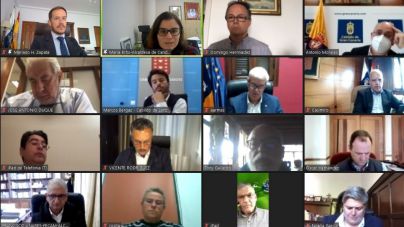 Cabildos y ayuntamientos suman sus fuerzas para reclamar al Gobierno regional los 160 millones de euros de FDCAN