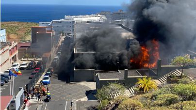 Dos varones heridos moderados en un incendio de una nave en Tenerife