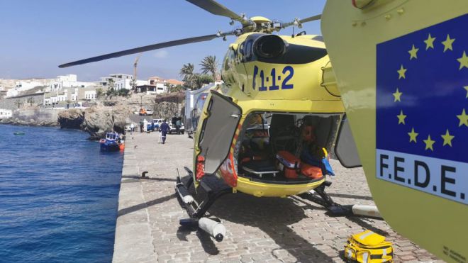 Tres fallecidos al volcar una patera con más de 50 migrantes en Porís de Abona