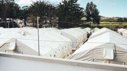 Un positivo en un inmigrante en el campamento canario de Las Raíces obliga al cribado de 600 personas
