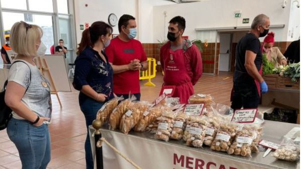 Arona exonerará a las terrazas de pagar la tasa municipal y bonificará los puestos del Mercado del Agricultor