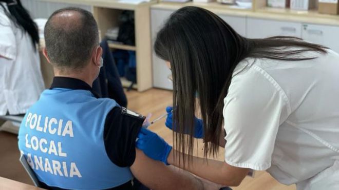 Sanidad reanuda esta semana la vacunación de policías locales y docentes tras el avance de los mayores de 60