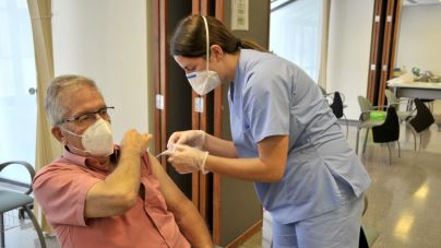 Las personas residentes en Canarias nacidas en 1961 y antes que no hayan sido vacunadas contra la COVID-19 pueden pedir cita desde hoy