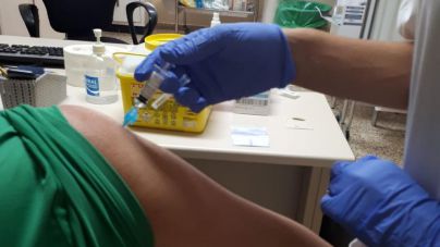 Una de cada tres personas residentes en Canarias ha recibido al menos una dosis de la vacuna contra la COVID-19
