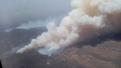El incendio de Arico sigue sin control y persisten puntos de especial peligro