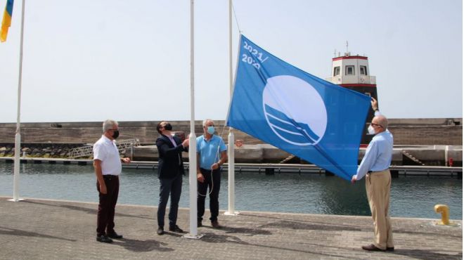 Óscar Noda ensalza el “gran esfuerzo” de Puerto Calero por mantener su Bandera Azul durante 26 años