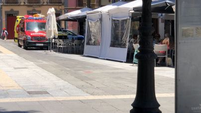 Vecinos del centro histórico de Santa Cruz denuncian que el Ayuntamiento permite la ocupación indiscriminada de la vía pública