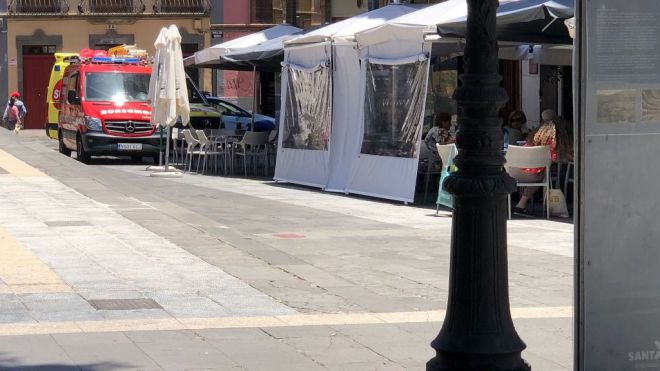 Vecinos del centro histórico de Santa Cruz denuncian que el Ayuntamiento permite la ocupación indiscriminada de la vía pública