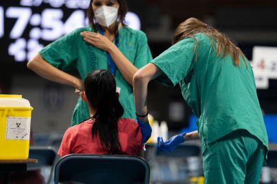 Sanidad abre la vacunación a las personas de entre 20 y 29 años en las islas capitalinas