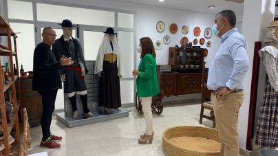 Telde destaca la labor que desarrolla Entre Amigos para rescatar y difundir la vestimenta tradicional de la Isla