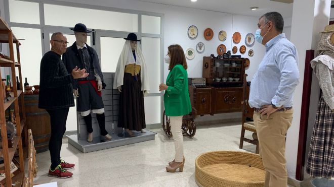 Telde destaca la labor que desarrolla Entre Amigos para rescatar y difundir la vestimenta tradicional de la Isla