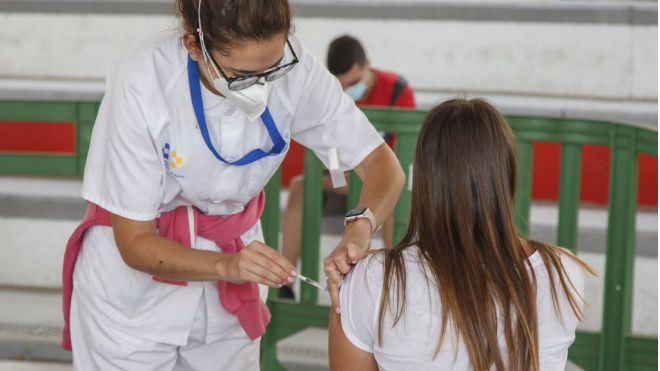 Cuatro de cada diez jóvenes residentes en Canarias de entre 20 y 29 años tiene, al menos, una dosis de la vacuna