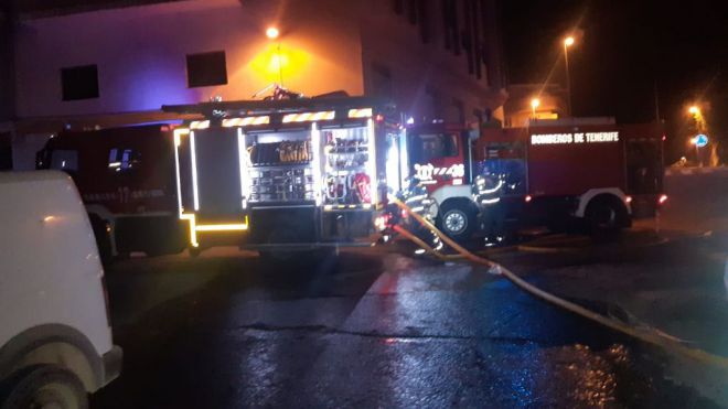 Bomberos de Tenerife extingue un incendio en varios vehículos localizados en Granadilla de Abona