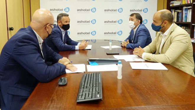 Santa Cruz y Ashotel elaboran un plan de choque para los próximos cuatro meses