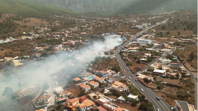 Medios terrestres y aéreos trabajan para controlar el incendio forestal declarado en El Paso