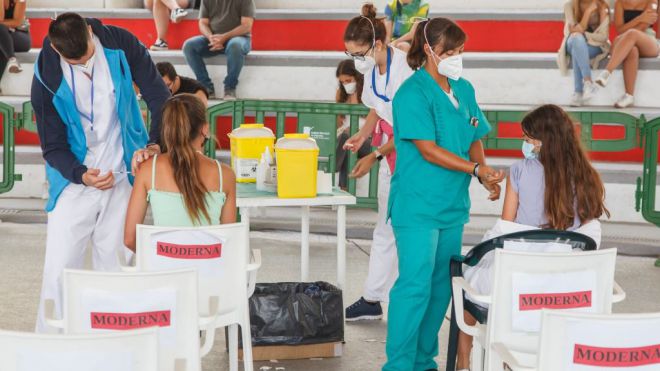 Casi el 75 por ciento de la población diana de Canarias está ya inmunizado contra la COVID-19