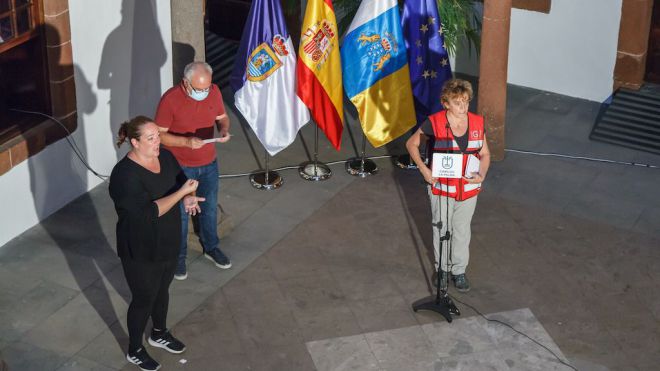 El plan de evacuación del PEVOLCA traslada por su seguridad a 160 personas con residencias cercanas al volcán