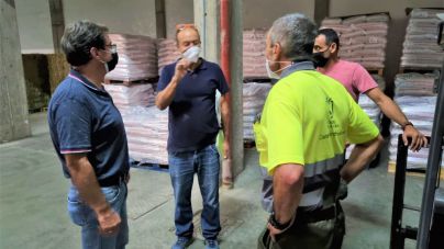 Comienza el reparto del forraje donado para los ganaderos afectados por el volcán