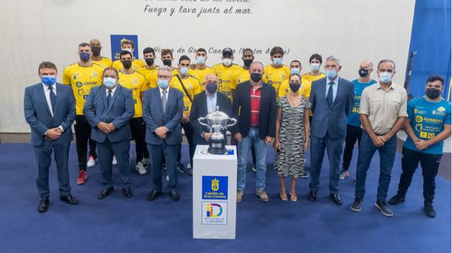 Homenaje a los equipos de voleibol masculino y femenino por las Supercopas de España