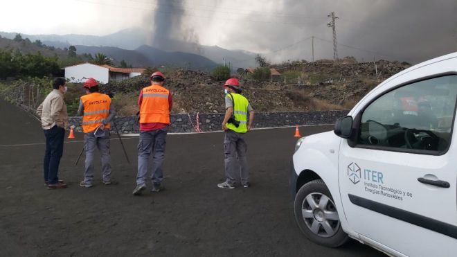 Tenerife amplía el dispositivo destinado a La Palma para ayudar en la limpieza de las carreteras