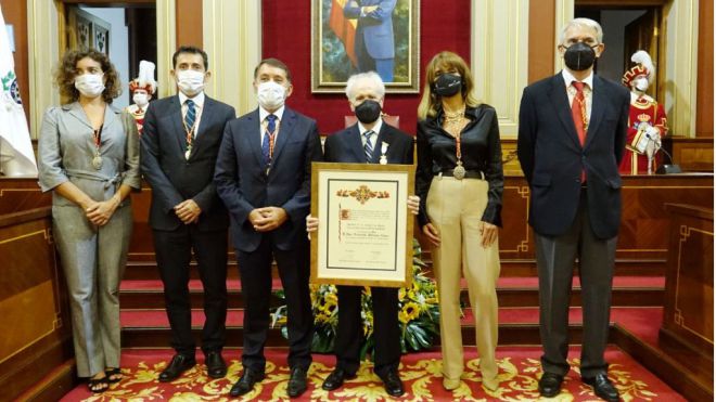 Santa Cruz distingue con su Medalla de la Ciudad al Mérito Cultural a Armando Alfonso