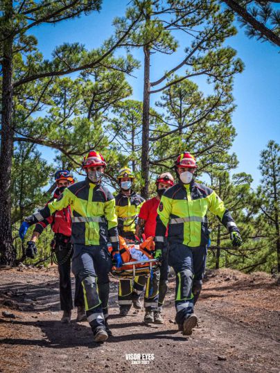 Bomberos de Tenerife rescata a dos personas precipitadas por un barranquillo