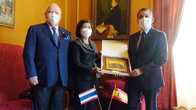 Santa Cruz y la embajadora de Tailandia piden hermanar a Tenerife y Phuket