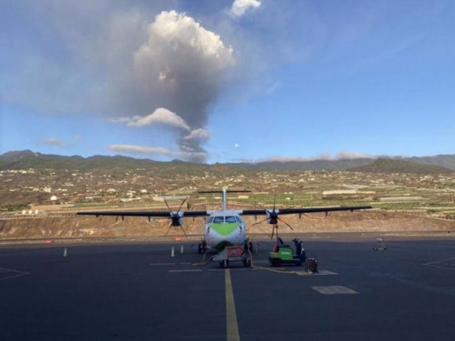 La acumulación de ceniza deja inoperativo el Aeropuerto de La Palma