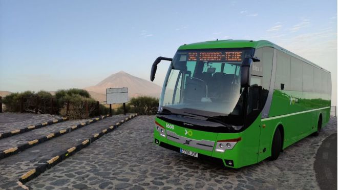 Titsa restablece las líneas con destino al Teide y presenta una nueva ruta por el interior del Parque Nacional