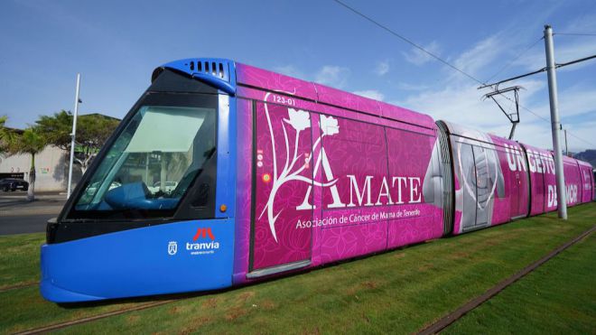 El ‘tranvía rosa’ contra el cáncer de mama ya circula en el área metropolitana