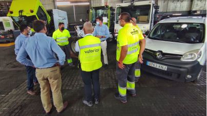 Santa Cruz envía tres vehículos a La Palma para colaborar en la retirada de cenizas