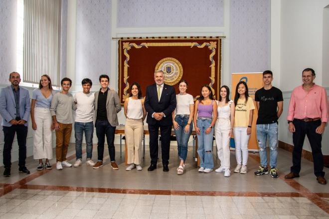 de izquierda a derecha: Vicerrector de Estudiantes David Sánchez, Eva Navarro Moreno, Enrique Villa López, Miguel Martín Domínguez, Pablo Rodríguez Reyes, Marta Moreno Benítez, Rector Lluís Serra Majem, Nayara Díaz Falcón, María Shi Velasco Rodríguez, Selena Albiach García, Xinyuan Wang Gao, Rubén Álamo Hernández y el Director de Acceso Nicanor Guerra