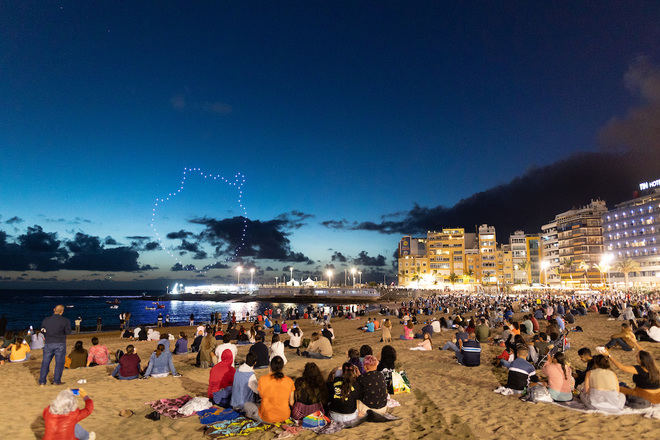 Volkswagen iluminó el cielo de Las Canteras con un espectáculo de 100 drones
