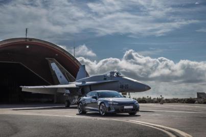 Audi RS e-tron GT y McDonnell Douglas F/A -18 Hornet, un desafío sin precedentes
