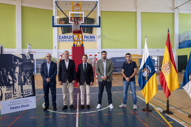 El Cabildo pone el nombre del exárbitro internacional palmero Pedro Hernández Cabrera al pabellón de la Ciudad Deportiva de Miraflores