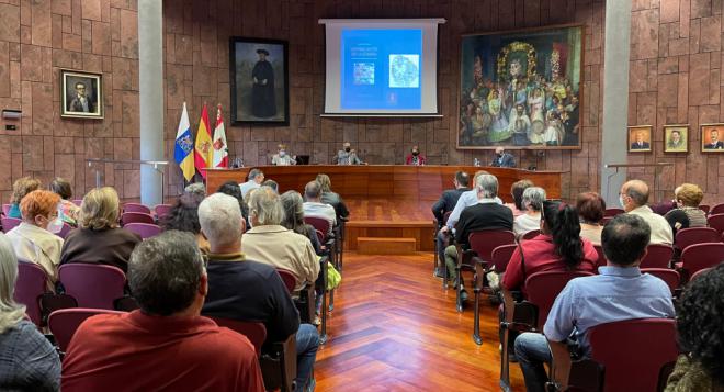 El Cabildo aborda la historia de los pescantes de La Gomera a través del nuevo libro de Gloria Díaz