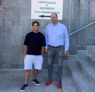 El Ayuntamiento agasaja al joven surfista granadillero Avencio Barreto Toledo