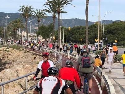 Paseos marítimos y zonas cercanas al mar, tomadas por miles de ciudadanos