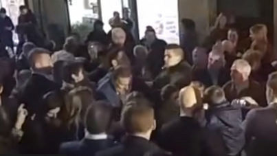 El joven que pegó a Rajoy acuchilla a un redactor de La Voz de Galicia