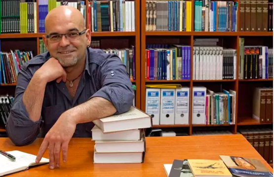 Fallece el escritor grancanario Alexis Ravelo a los 51 años de edad