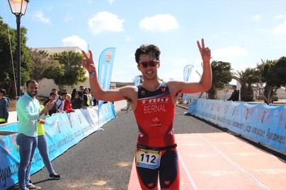 Álvaro Bernal gana el Triatlón IES Yaiza por tercer año consecutivo