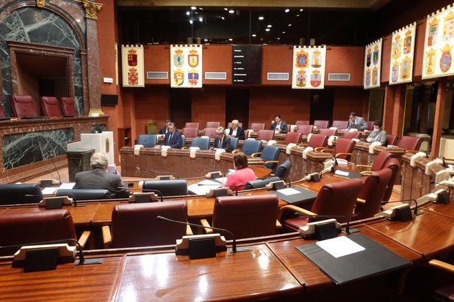 La moción en Murcia no saldrá adelante hoy tras la negativa de los tres diputados de Vox a secundarla