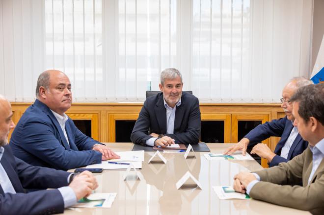 Clavijo garantiza el apoyo a las demandas de la industria canaria