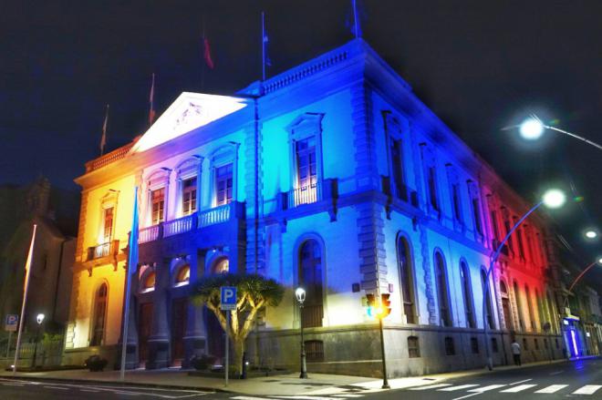 Santa Cruz ilumina el Ayuntamiento con los colores de Venezuela