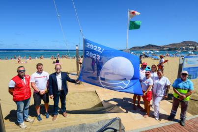 Las Palmas de Gran Canaria ya luce la Bandera Azul 2022 en la playa de Las Canteras