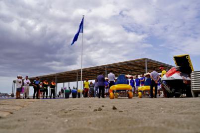 Arona celebra la llegada del verano con el acto de izado de la bandera azul en la playa de Las Vistas