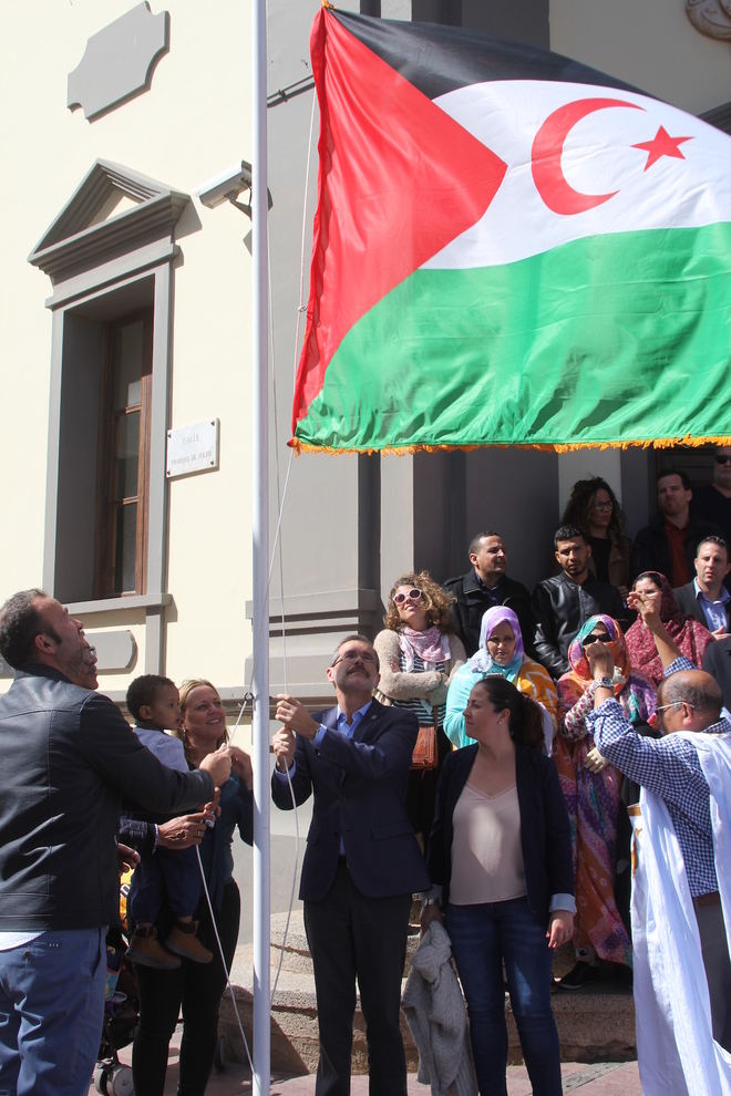 Izada la bandera saharaui en el exterior del Cabildo de Fuerteventura